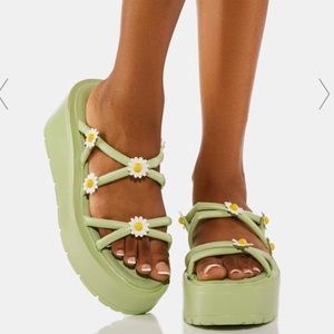 Strappy daisy platform sandals